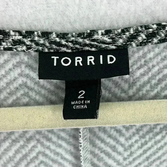 Torrid V-Neck Skater Dress Sz 18/20 Black/White Herringbone Cinch Front/Sleeves - Picture 2 of 10